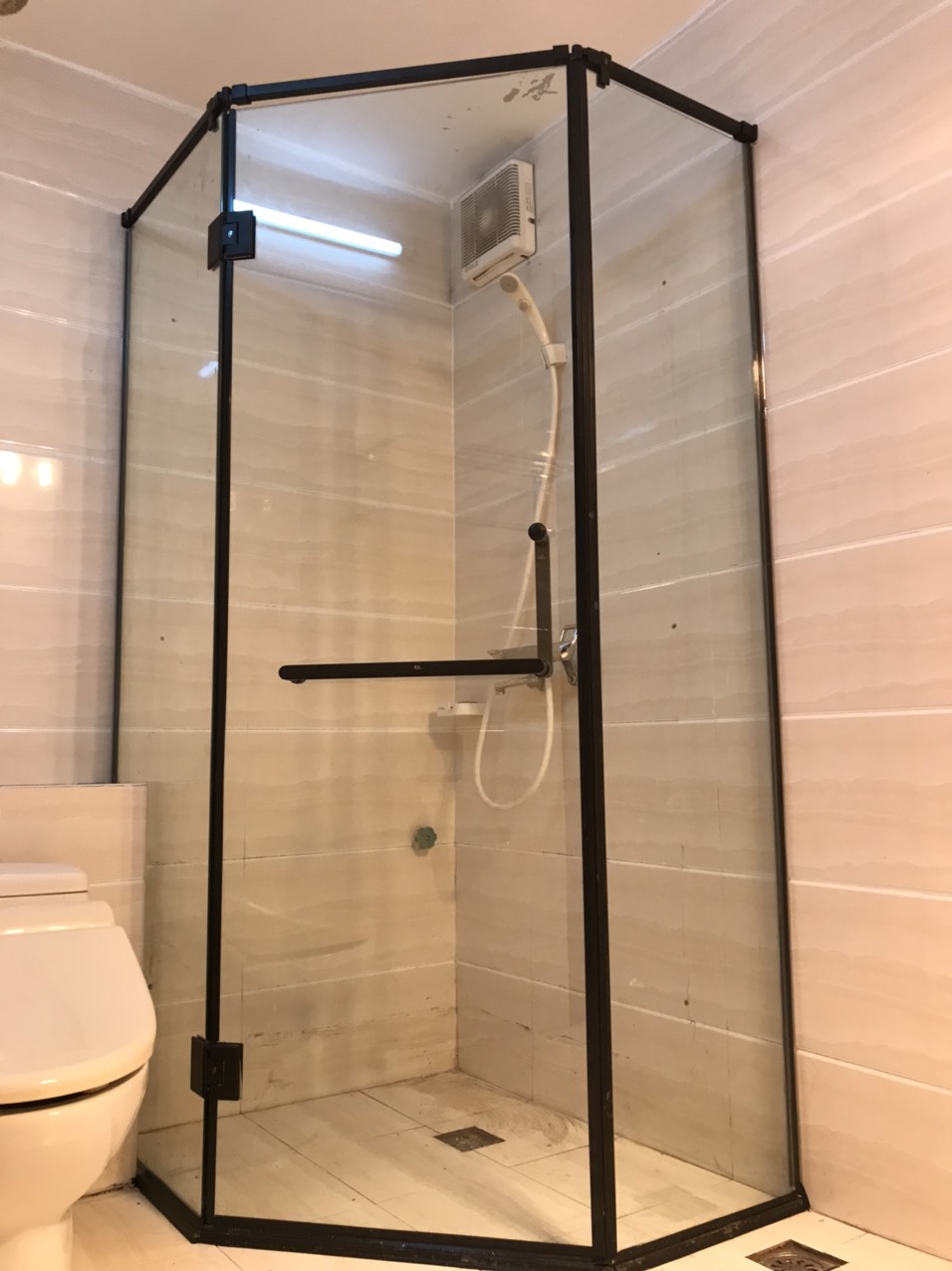 Phòng tắm kính 2 cánh lùa phụ kiện màu đen