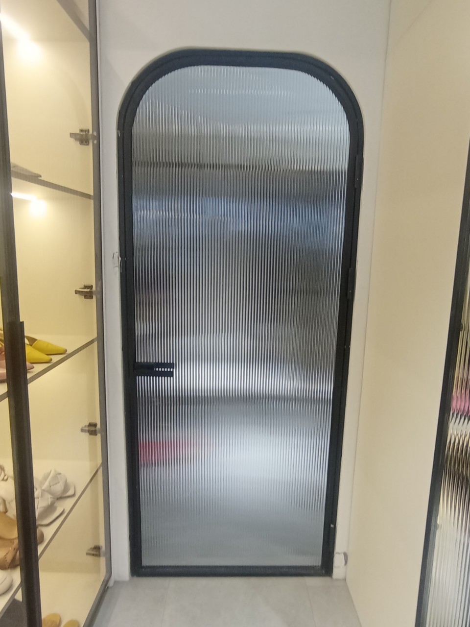 Vách nhôm Slim kính sóng to thiết kế hiện đại uốn vòm cách điệu