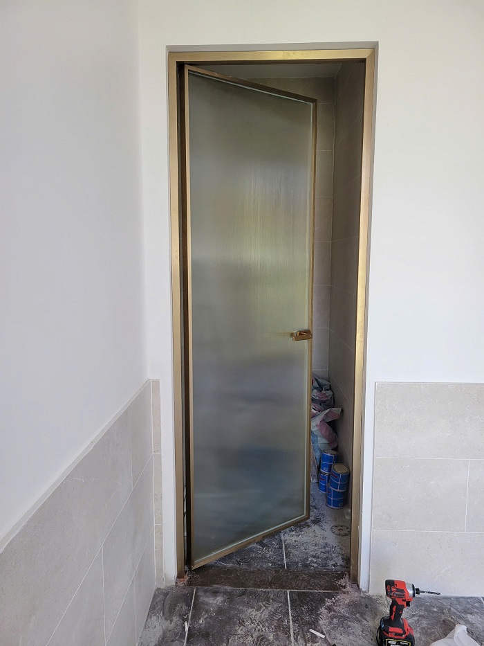 Cửa nhôm Slim trượt không ray 1 cánh màu vàng kính sóng