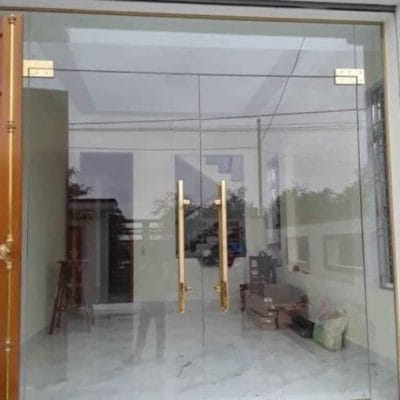 Cửa kính cường lực 2 cánh mở quay tay nắm vàng cao cấp