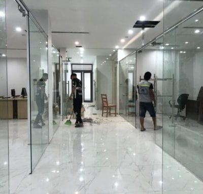 Cửa kính thủy lực mở quay 1 cánh lắp đặt cho Ngân hàng TPBank