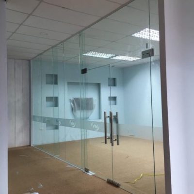 Lắp đặt cửa kính cường lực mở quay 2 cánh