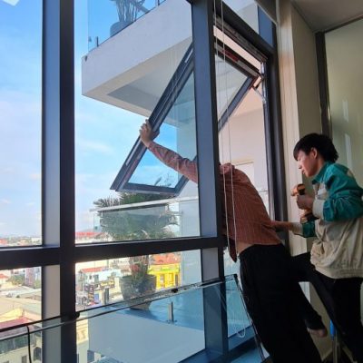 Cửa sổ mở hất kết hợp vách kính mặt dựng