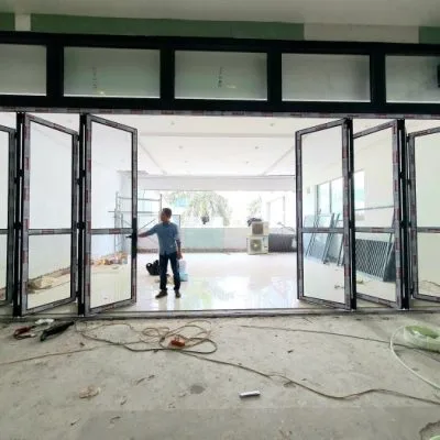 Cửa xếp trượt 10 cánh nhôm hệ Xingfa nhập khẩu Quảng Đông tem đỏ