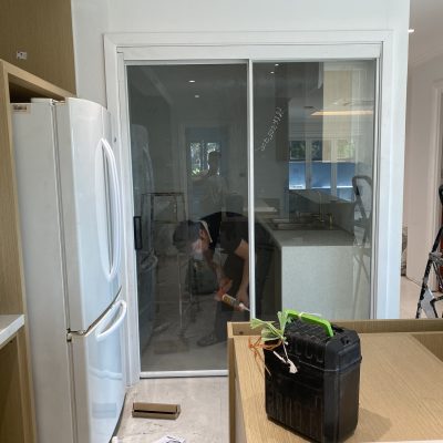 Cửa trượt 2 cánh nhôm Slim màu trắng không ray dưới