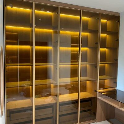 Cánh kính tủ khung mạ vàng