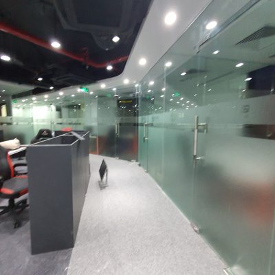 Vách ngăn văn phòng kính cường lực 10mm màu trắng trong