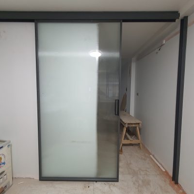 Cửa nhôm Slim 1 cánh mở lùa ray trượt trên