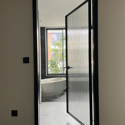 Cửa Slim mở quay 1 cánh kính sóng