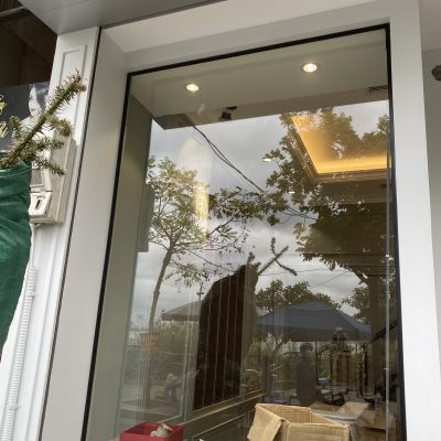 Vách kính cường lực khung nhôm Slim đen