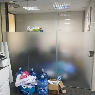 Cửa lùa kính cường lực văn phòng