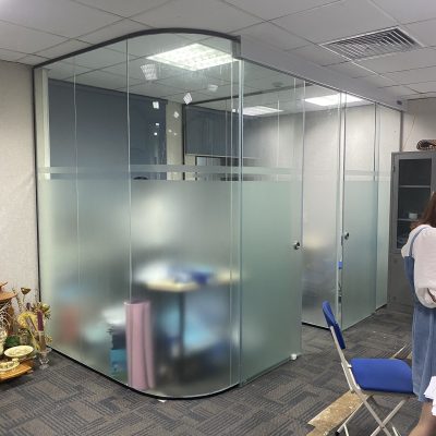 Vách kính văn phòng uốn cong kết hợp cửa trượt 2 cánh