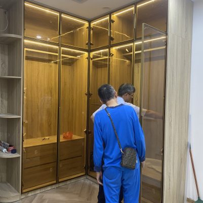 Cánh kính tủ khung màu vàng tay CNC 1100mm