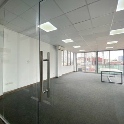 Hoàn thiện cửa nhôm, cửa kính, vách kính cho văn phòng cho thuê