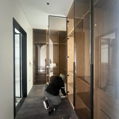 Cánh tủ kính màu trà khung nhôm định hình màu đen 20×20