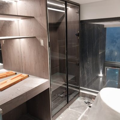 Cánh kính tủ trang trí khung đen, kính xám khói