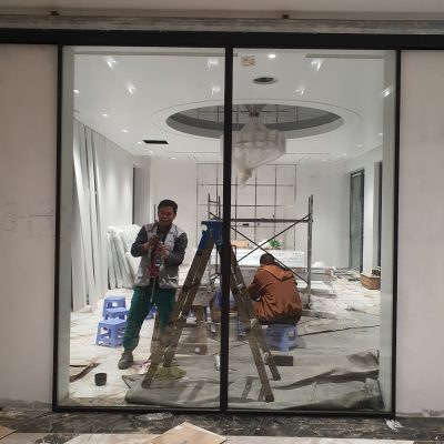 Cửa trượt không ray 2 cánh mở lùa sang 2 bên kính trắng trong