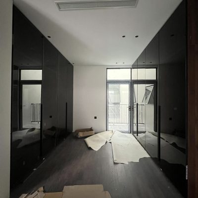 Tủ áo cánh kính màu xanh đen tay CNC 1100mm