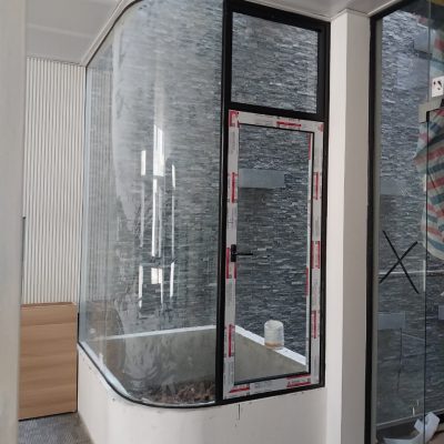 Cabin kính cong kết hợp cửa vách nhôm Xingfa