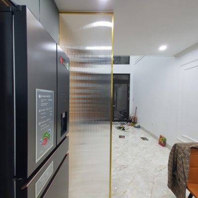 Vách kính sóng hệ nhôm Slim màu vàng cao cấp