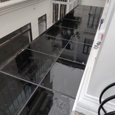 Thi công lắp đặt mái kính cường lực màu đen cho biệt thự liền kề