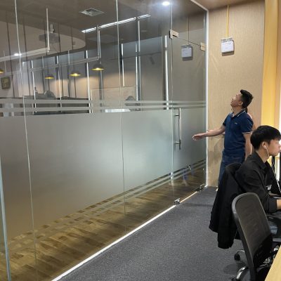 Vách kính ngăn phòng giải pháp hiện đại cho văn phòng