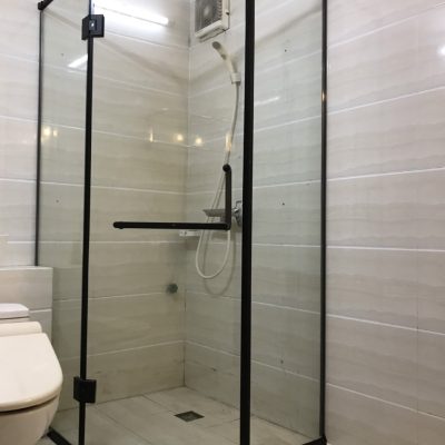 Mẫu phòng tắm kính sử dụng bộ phụ kiện cabin màu đen tuyền đối lập ấn tượng