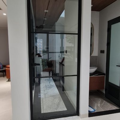 Lắp đặt cửa đi 1 cánh nhôm Slim mỏng chia ô vuông cánh mở