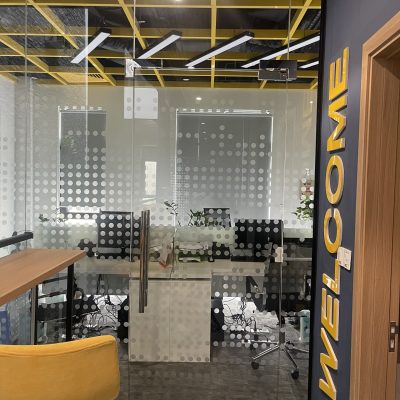 Cửa kính văn phòng chống sệ cánh bền đẹp