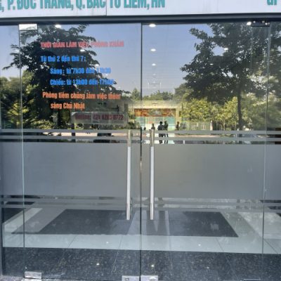 Lắp đặt cửa kính thủy lực 2 cánh mở cho phòng khám đa khoa