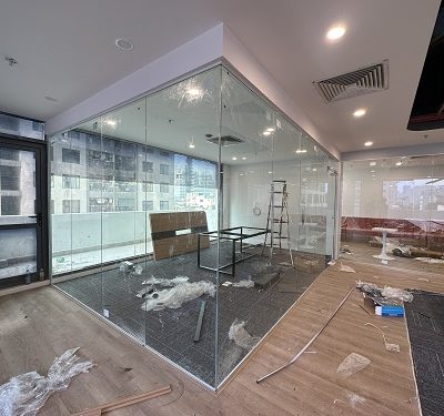 Phòng làm việc kính văn phòng cường lực màu trắng trong 10mm