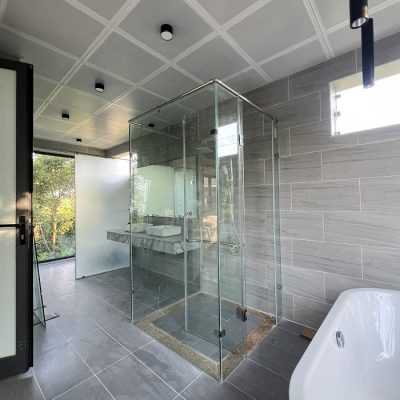 Phòng tắm kính cường lực an toàn