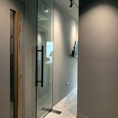 Cửa kính cường lực 1 cánh mở quay cho văn phòng