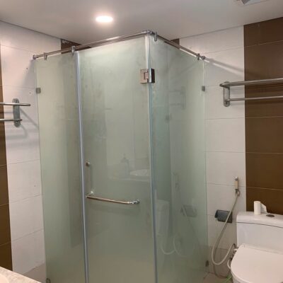 Phòng tắm kính mờ phun cát cánh mở